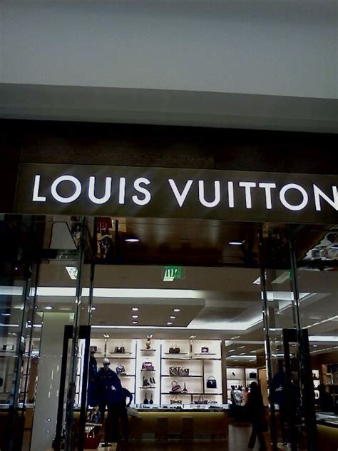 louis vuitton atlanta saks phipps plaza|saks fifth avenue phipps plaza.